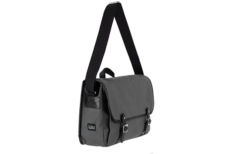 Brompton Game bag Medium - Smoke Grey with frame-1